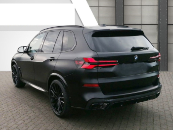 BMW X5 M60i